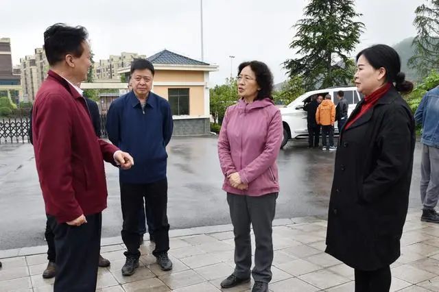 在雲南師範大學附屬鎮雄中學調研李江指出,雲南師範大學附屬鎮雄中學