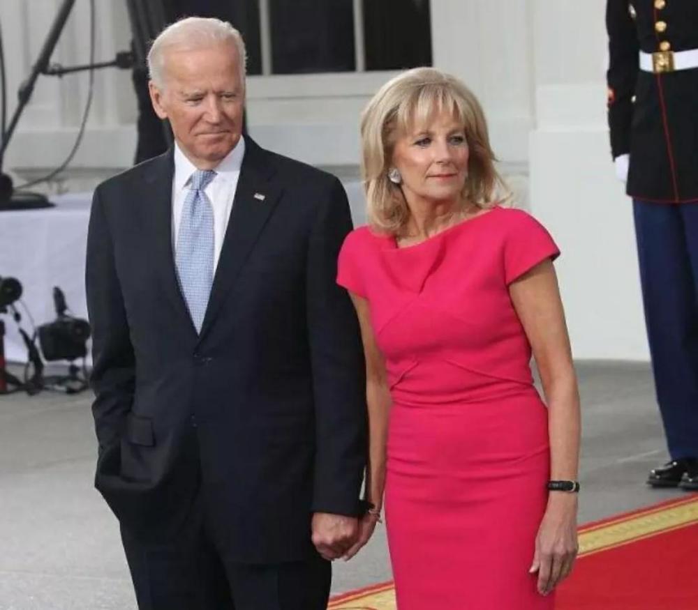 吉尔·拜登着装赢得时尚界喝彩,网友艳羡不已_腾讯新闻