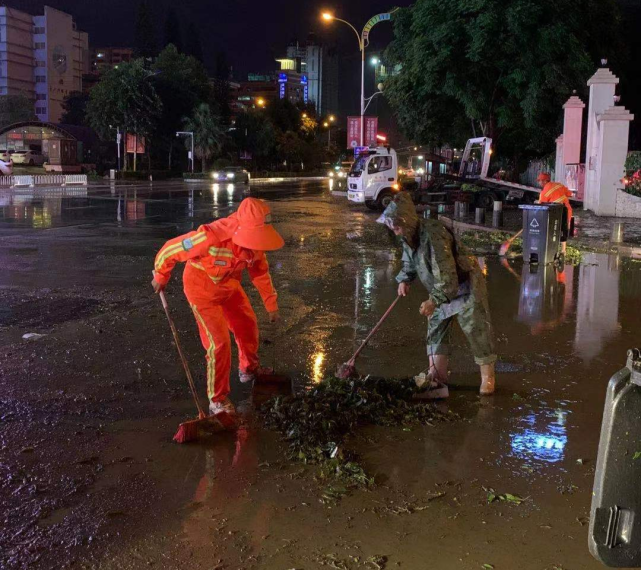 冰雹暴雨侵襲,文山街頭的這一幕幕暖哭了……_騰訊新聞