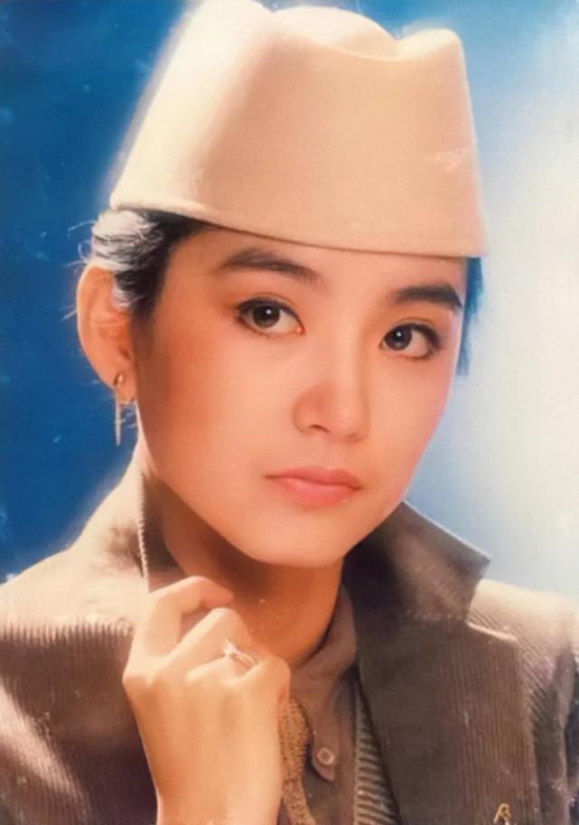 林青霞具有英气十足的骨感,眉浓密剑,鼻子挺拔,属于五官精致大气类型.