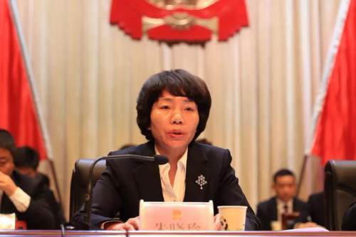 朱晓玲致闭幕词,她指出:县人大常委会将牢牢把握人大是党领导下的政治