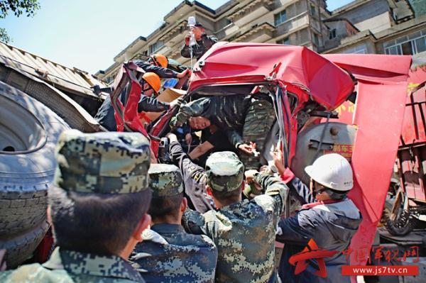 营门附近突发严重车祸 武警官兵紧急救援