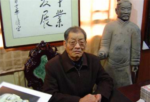 克林顿惊喜的邀请他给自己签名,然而窘迫的杨志发,却只知道画圈,最终