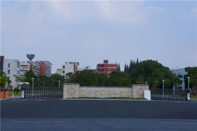 苏州城市学院校门图片