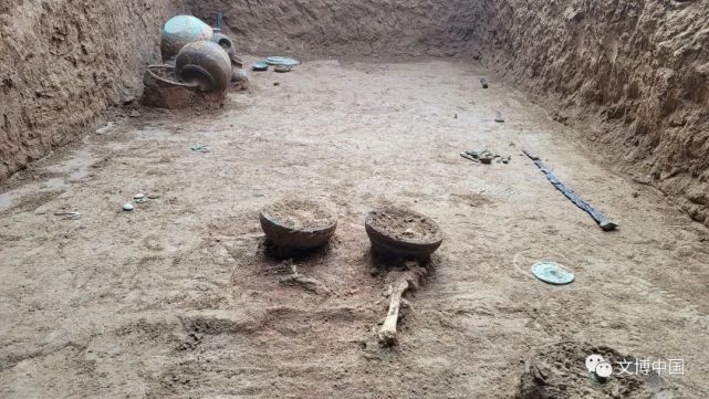 带,发掘清理了汉代墓葬137座,出土陶,铜,玉,铁等各类随葬品587件(组)