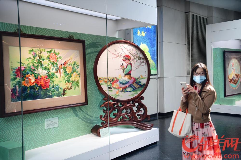 广绣,苏绣,蜀绣和湘绣,是中国刺绣的突出代表,均有着千年历史.