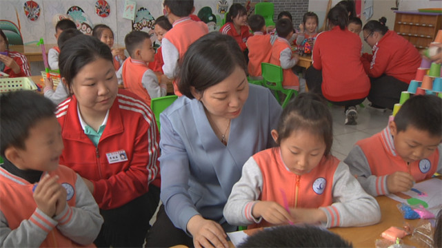 记者见到李玲时,她正在邹平第三实验幼儿园给中职班的学生开展实践课