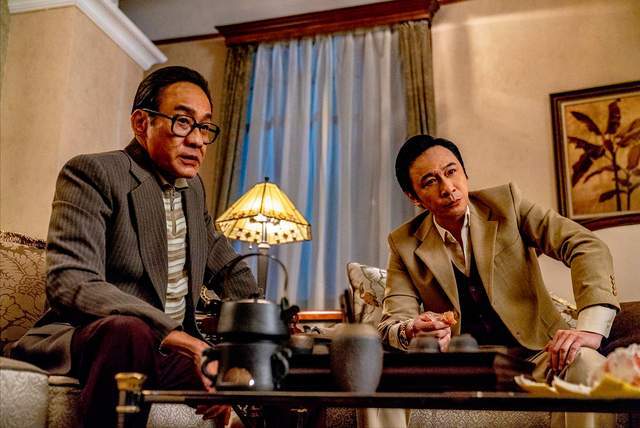 古天乐饰演的"陈克"原为律师,后受到由林家栋饰演的大学旧友"白松安"