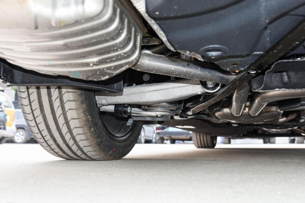 新辉昂的底盘调校是偏向舒适的,而且有空气悬挂,对振动有不错的过滤