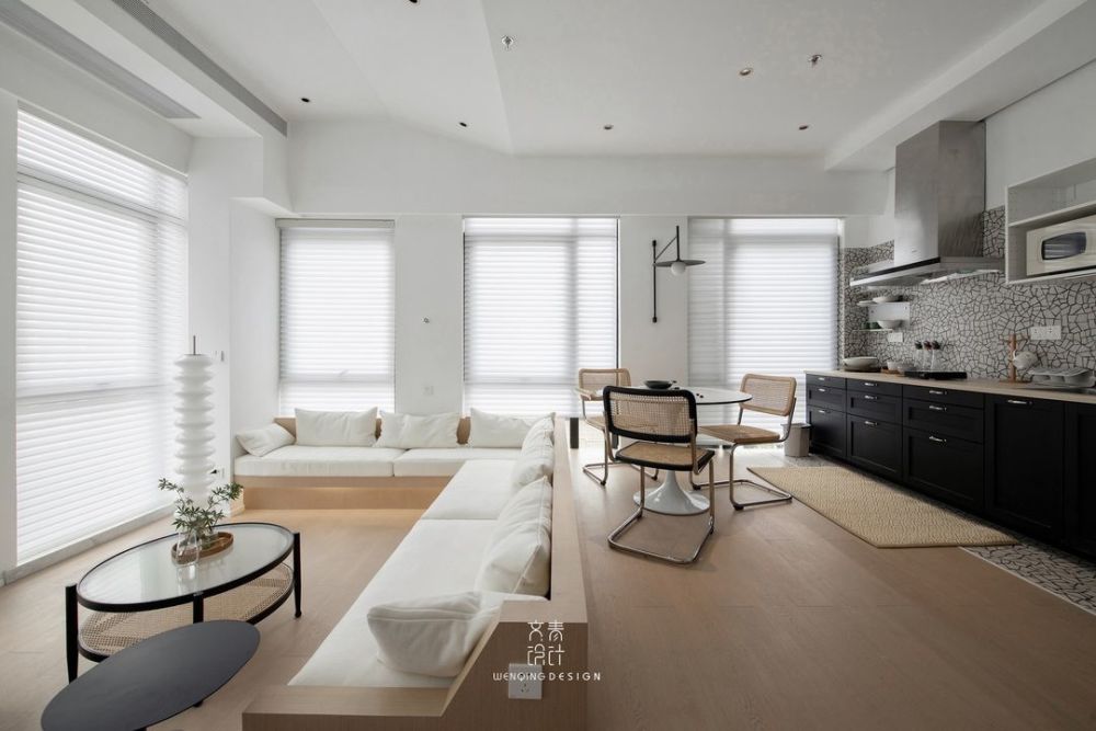 运河边买套小公寓下沉式客厅与玻璃楼梯全都塞进去