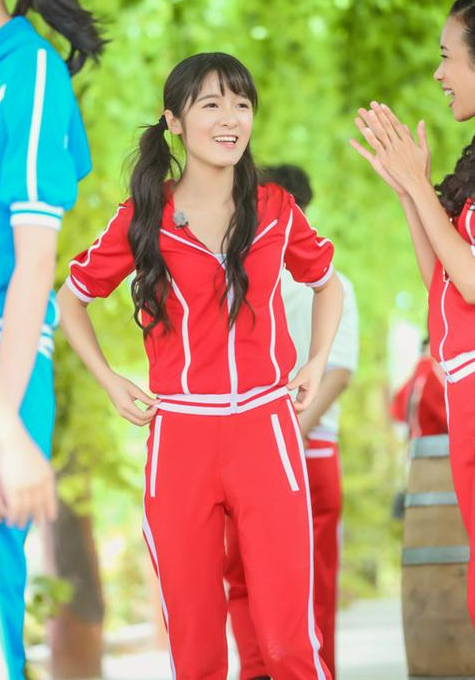 面部肿胀十分僵硬,网友吐槽像大妈?