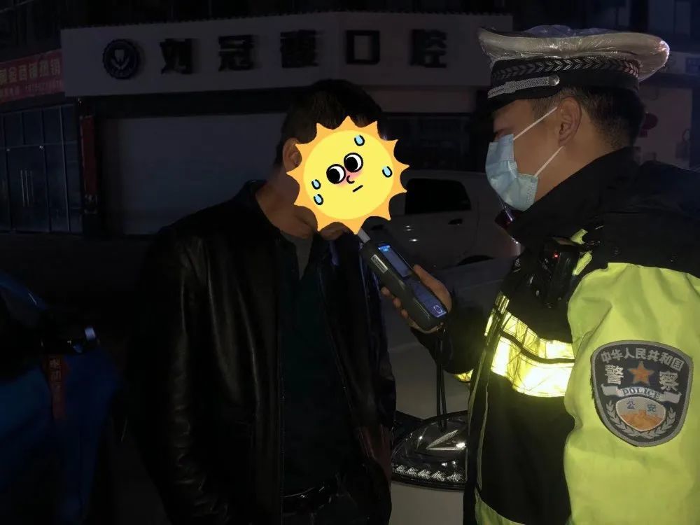 2021年3月23日晚,德安公安交警在德安县东风大道老中医院路口处开展酒