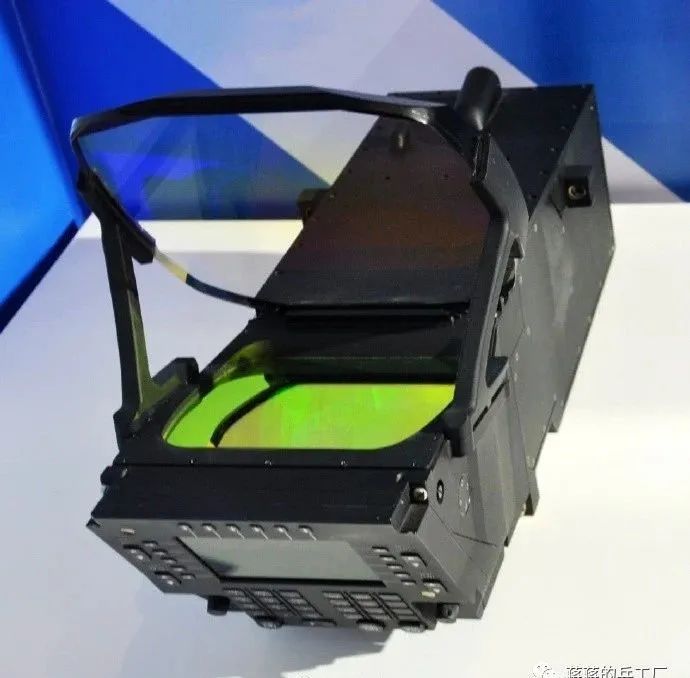 其座舱内也出现了大尺寸的衍射平显,很有可能是外贸