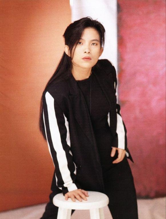 恭喜知名歌手潘美辰获客座教授聘书打扮中性52岁至今未婚