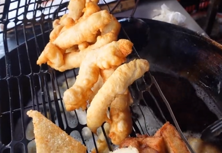 福建阿姨在小镇上炸鲨鱼肉30年,1.