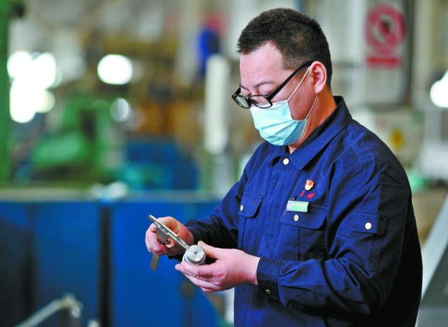 全国劳模王景峰练就一身车工绝活 要让“中国制造”顶呱呱_腾讯新闻