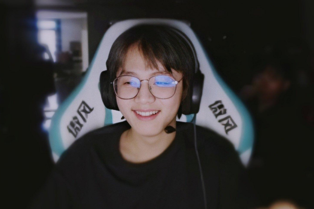 小乐言深陷感情无法自拔深夜点赞周淑怡微博引网友调侃忘了她吧