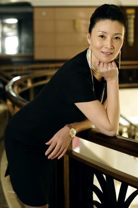 朱茵原是一位优秀的话剧演员,最美好的青春年华都贡献了话剧舞台.