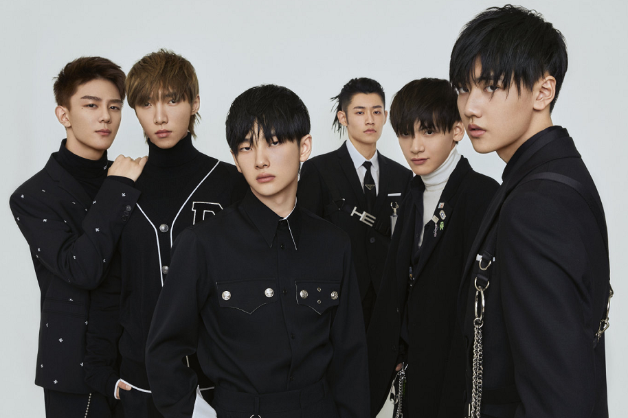 r1se穿制服再回大岛,11人的初舞台着装,你还记得吗?