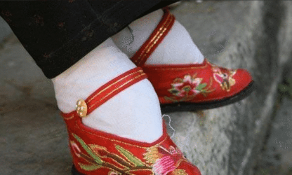 民国时期的小脚女人,15岁靠三寸金莲嫁给大户,脚只有丈夫看过