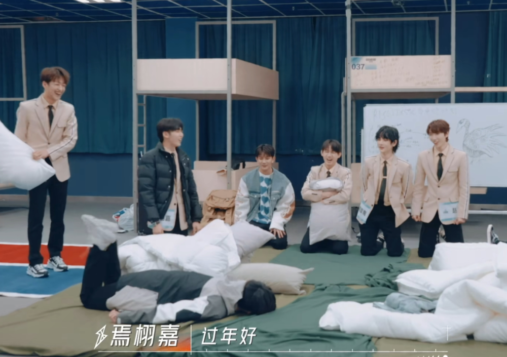 r1se毕业团综开播互相抬杠欢乐多全员游戏失败改拜年