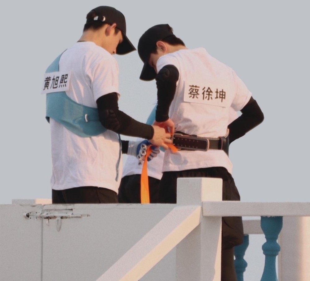 奔跑吧9蔡徐坤和黄旭熙配合绝了帅哥就要跟帅哥一起玩