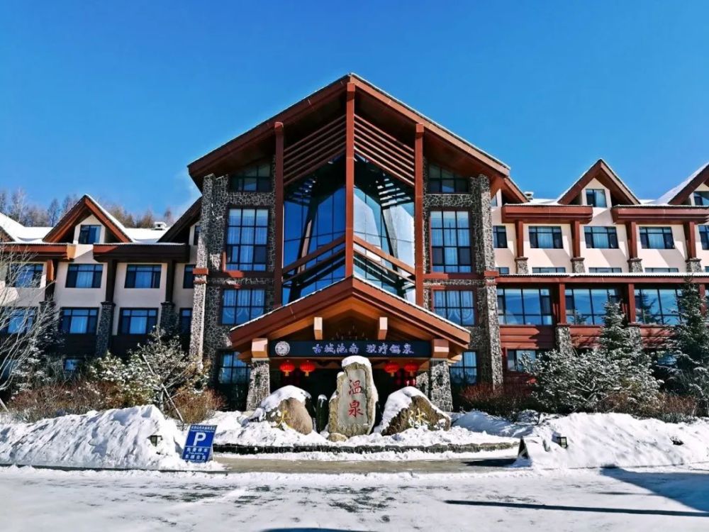 做实做优"长白山礼物"为代表的文创产业,建设长白山智慧旅游系统,科学