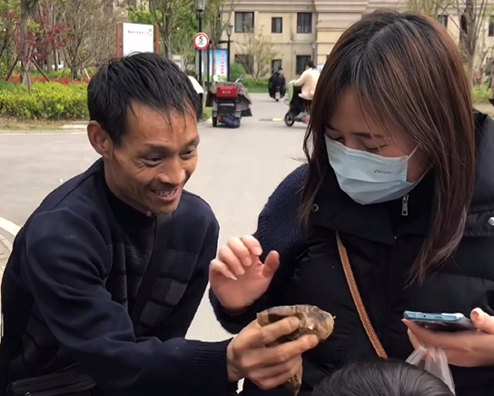 边卖红薯边"跳舞",这位徐州大哥感动了很多人!你愿意去买一块红薯吗?