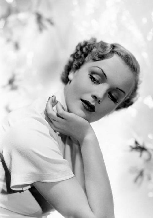 女星弗兰西斯·法默:被亲妈送入精神病院,花20美元便可观看身体