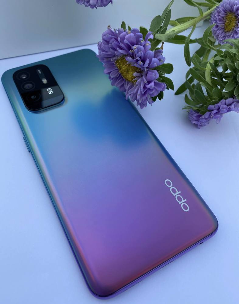 又有些粉的幻彩渐变,已然让人挪不开眼睛,是时候不卖关子了,这是oppo