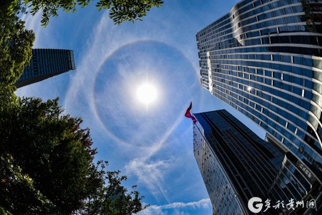 大的彩色圆环围绕日晕也叫圆虹,一种大气光学现象,是日光通过卷层云时