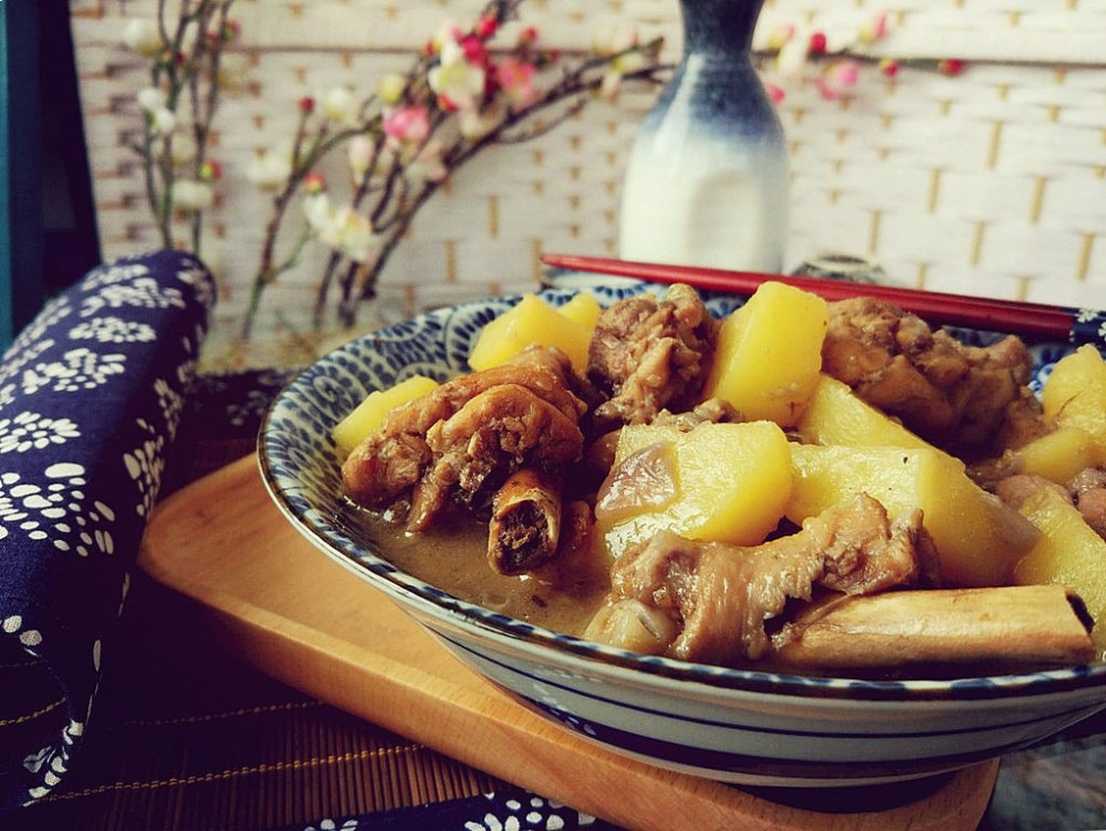 小時候的味道土豆燉雞塊全家圍著一起吃滿足還解饞