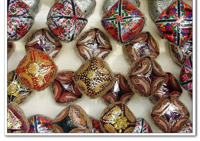 "于田小花帽"被誉为"世界上最小的花帽",并被列入世界吉尼斯纪录.