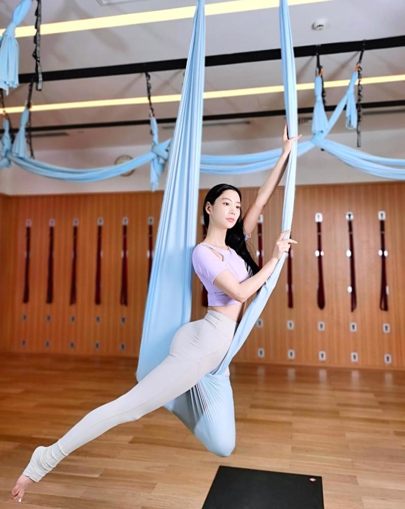 克拉拉不愧是"亚洲第一女神",挂脖连衣裙前凸后翘,太有曲线美