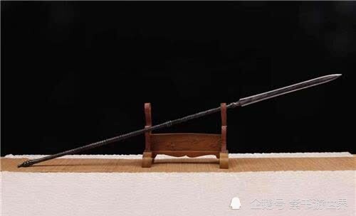 陕西出土巨型长矛3名壮汉都难抬动专家难道是这二人兵器