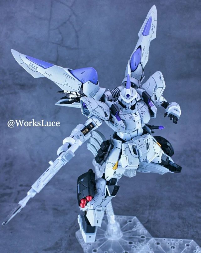 机体头部的活动范围相当大,作者觉得这让机体看起来脖子略长,所以便