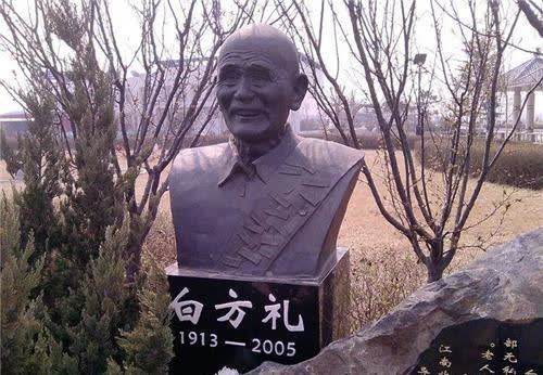 白方礼蹬20年三轮车资助300名学生88岁拿出500元我干不动了