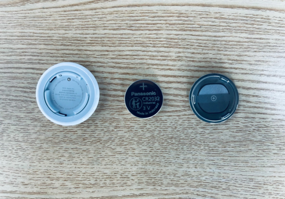 airtag拆卸电池也非常简单,只要双手按住按住正面然后向逆时针方向转