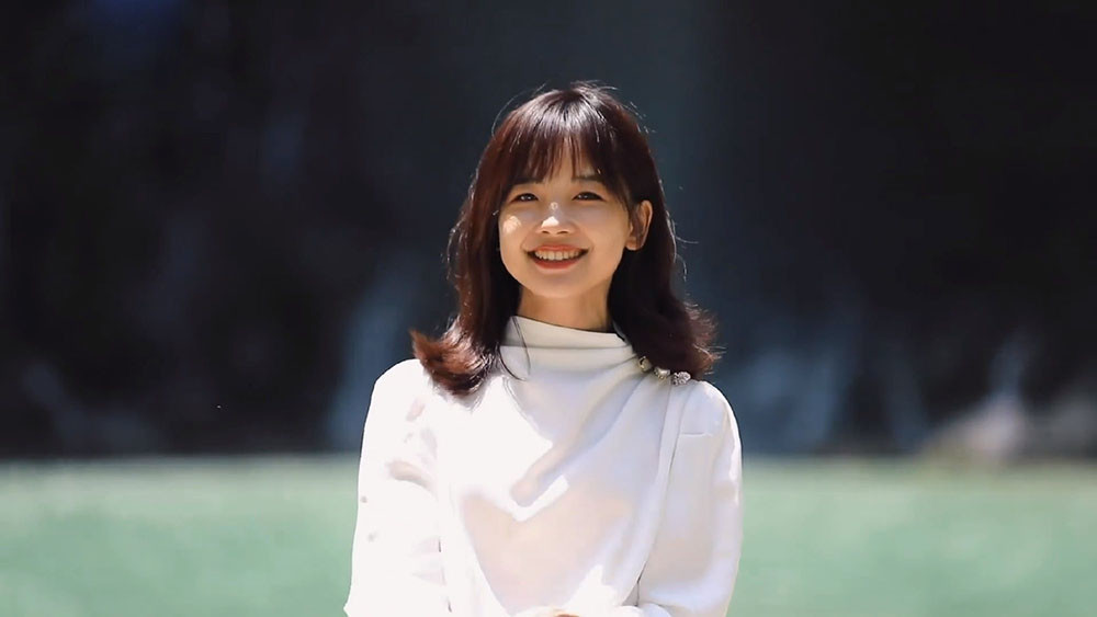 央视最美记者王冰冰玩换装穿民族风衣服对镜甜笑网友直呼真好看