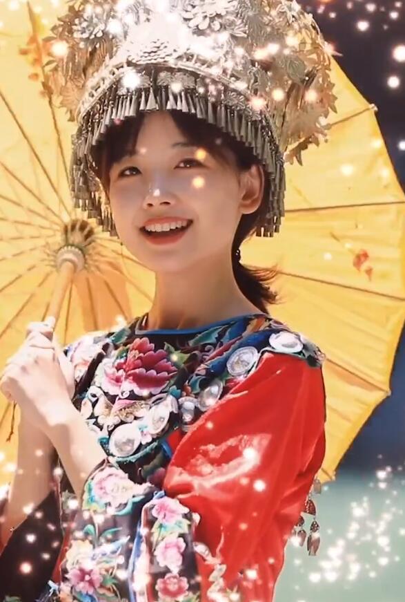 央视最美记者王冰冰玩换装,穿民族风衣服对镜甜笑