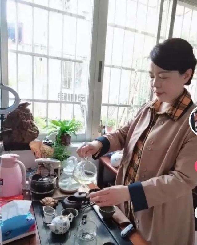 郭威携一家八口赴九江果然在许敏家打地铺简陋的家让人太心酸