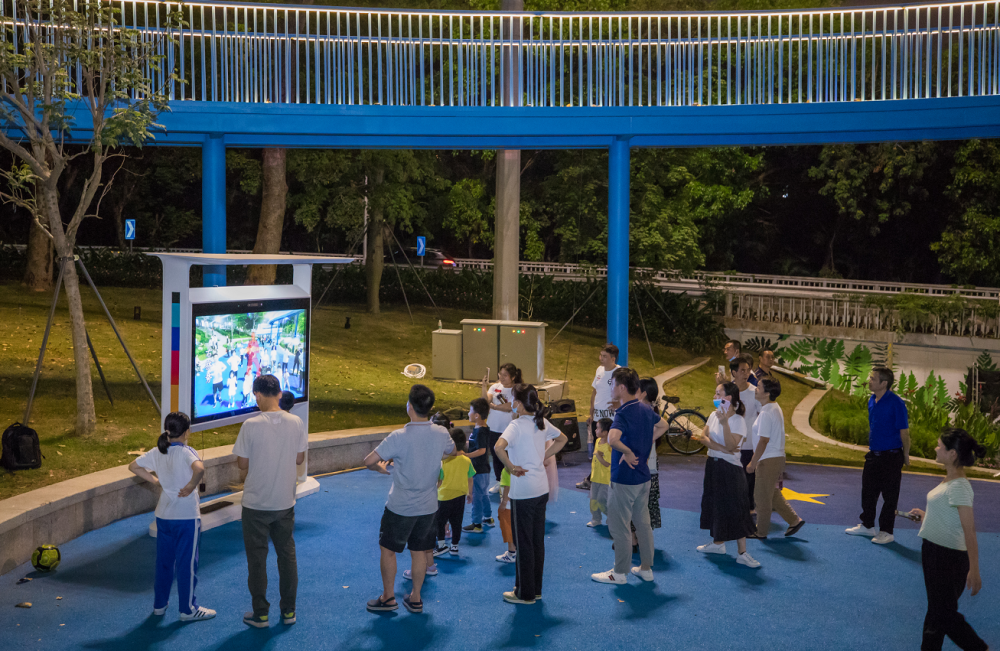 这不是一块简单的屏幕,通过5g和ar技术的应用,它可以进行体感游戏.