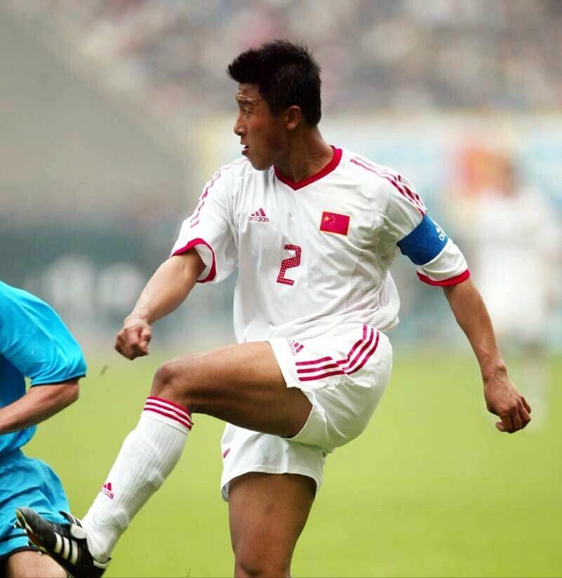 李明开出的角球准确找到禁区中的张恩华,黑子高高跃起暴力头球将皮球