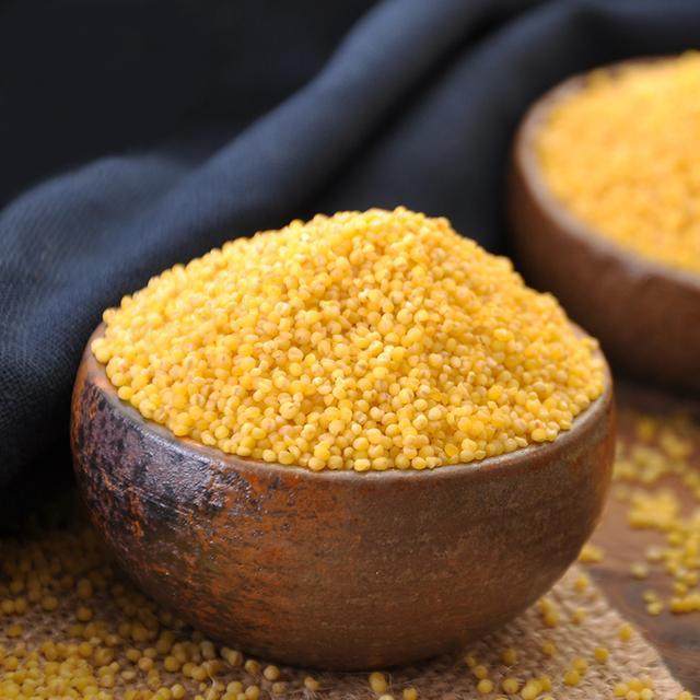 小米又称粱米,粟米,粟谷.