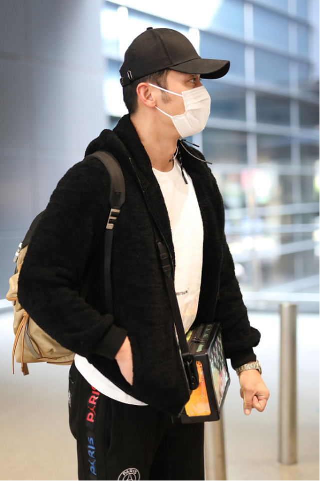 大黑牛李晨私下还挺低调的,穿着也朴素,身材真壮实太有男人味了