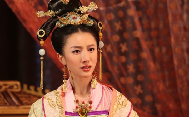 这对李虫娘来说却是好事,兄弟当了皇帝,怜悯她这个妹妹,这时