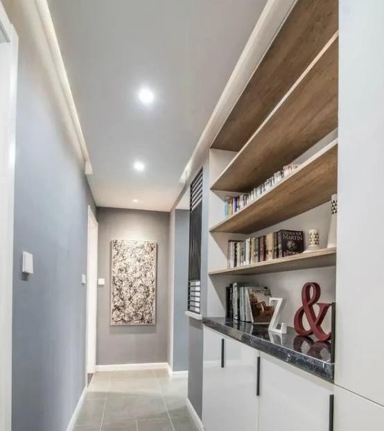 除了一些可以做储物的封闭柜子,那么也可以做成开放式隔断,放一些数据