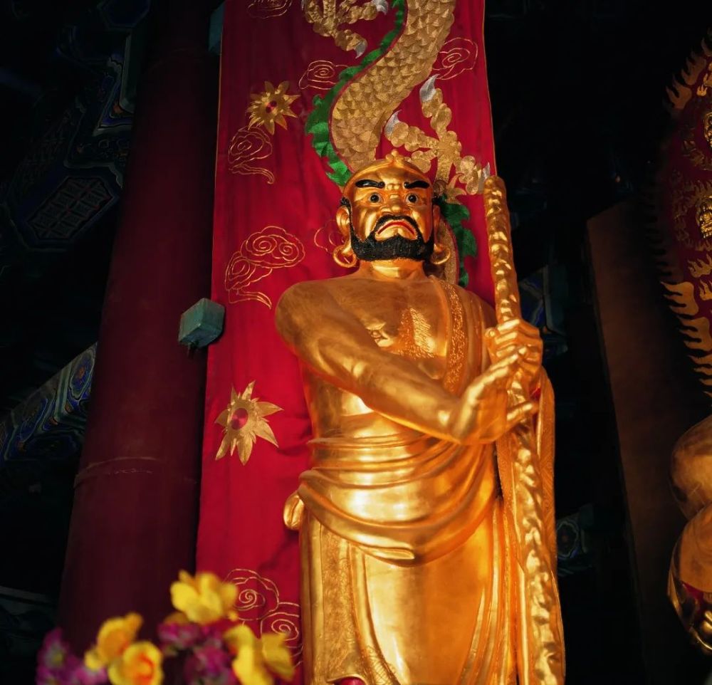 少林寺大雄宝殿内的紧那罗王像该壁画中,虽然只有十七个人物,却将"紧