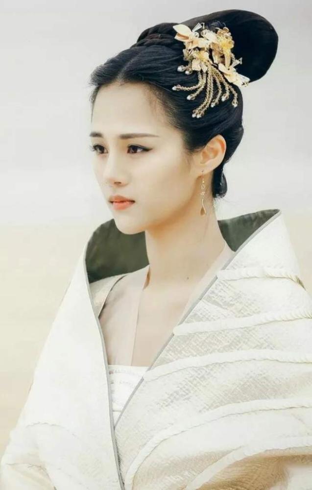 黑龙江挖出"夫妻合葬墓",女墓主穿金戴银,专家:是敌国俘虏