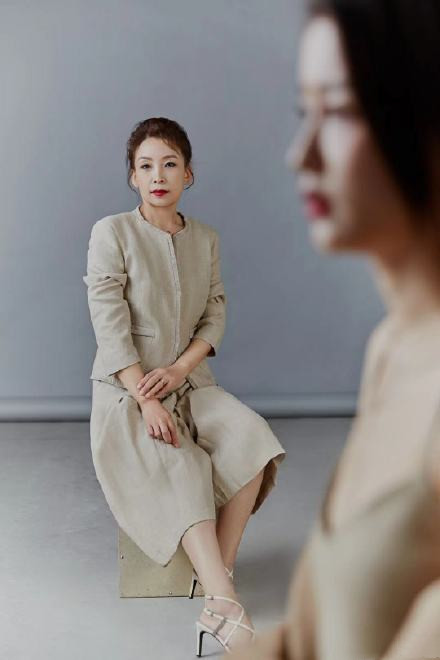 孙怡携妈妈拍时尚大片,50岁孙妈气质卓绝,与女儿同框像姐妹花